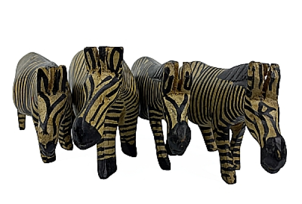 In Kenia von Hand geschnitzte und bemalte Zebra Figuren aus Holz. Schöne Handarbeit aus Afrika, die jedes Stück einzigartig macht. Einwandfreier Zustand aus einer Zebra Sammlung. Die Figuren sind 14 – 17 cm breit, haben eine Höhe von 7 – 8 cm und sind etw